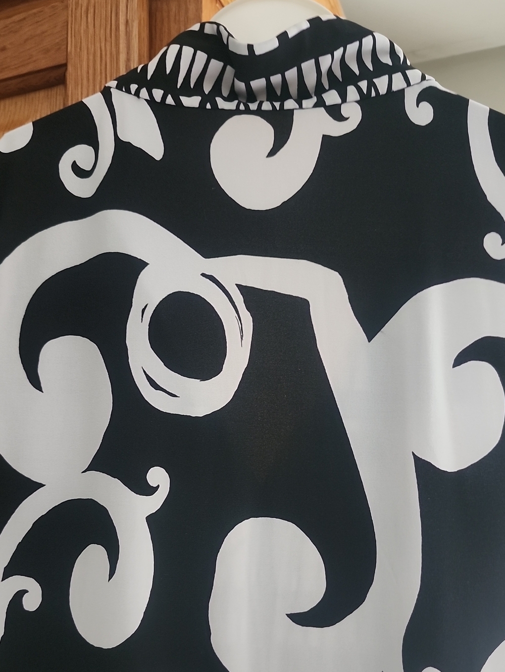 White House Black Market Black & White Swirl V-Neck Tunic Size Small - Picture 11 of 16